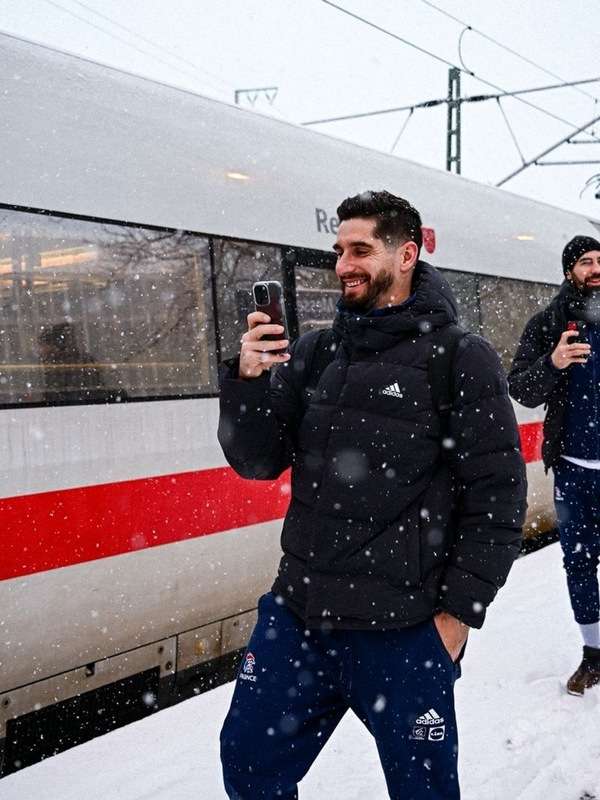 Fankfurt - Das Winterwetter mit Schnee und Blitzeis beeinträchtigt das öffentliche Leben in Deutsc