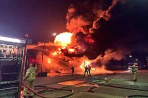 Grote brand bij bedrijf in Harderwijk, vlammen slaan hoog uit het dak