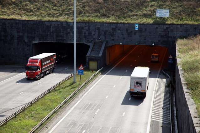 Rupeltunnel op A12 in Boom volledig versperd richting Brussel na zwaar ongeval: motorrijder in levensgevaar