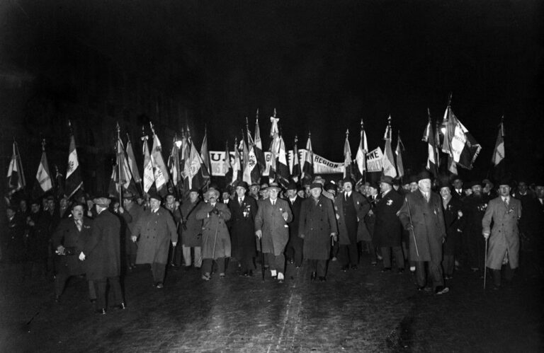 Février 1934 : Scandale, indignation et révolte ! Découvrez comment l’histoire se répète