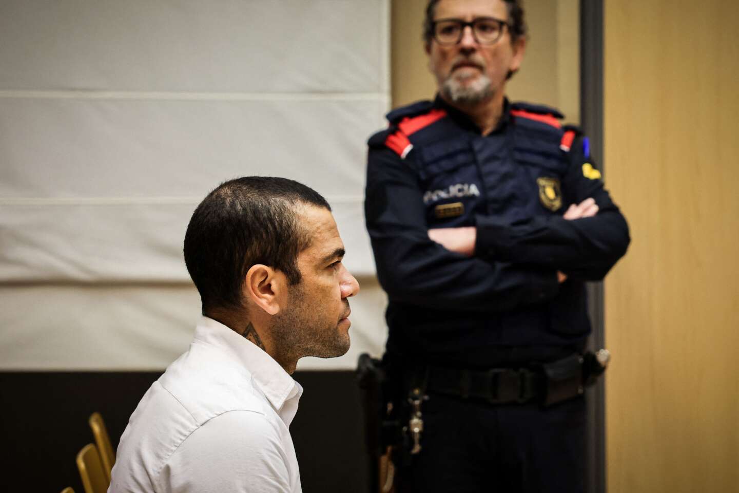 Dani Alves, ancien joueur du FC Barcelone et du PSG, condamné à quatre ans et demi de prison pour viol en Espagne