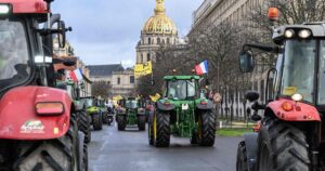 EN DIRECT - Colère agricole : le convoi de tracteurs installé aux Invalides vise ensuite le Salon de l’Agriculture