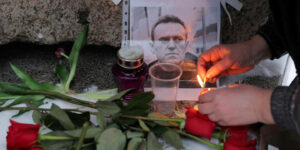 En direct, mort d’Alexeï Navalny en prison : condamnations internationales et accusations contre « le régime voyou » de Vladimir Poutine