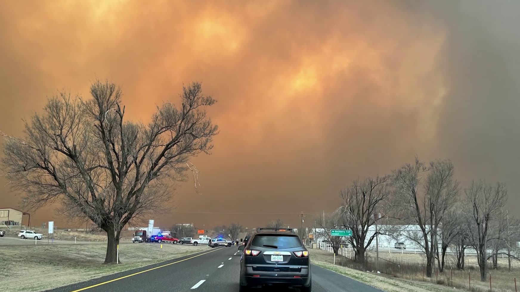 "Évacuez maintenant": les images des impressionnants feux de forêt qui ravagent le Texas