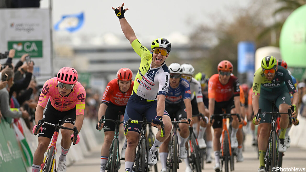 Gerben Thijssen wint openingsrit in de Ronde van de Algarve met de vingers in de neus