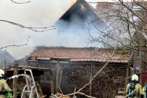 Gezinswoning onbewoonbaar na felle brand: BE-alert voor inwoners om ramen en deuren te sluiten door hevige rook