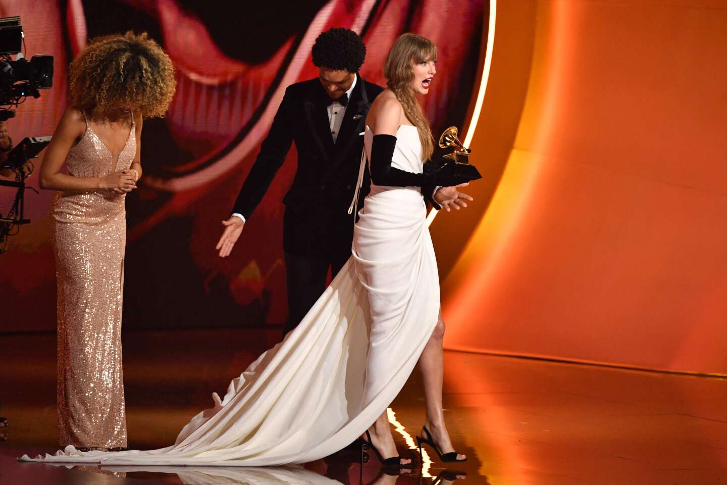 Grammy Awards : Taylor Swift remporte l’album de l’année pour la quatrième fois, un record ; « What Was I Made For ? » de Billie Eilish chanson de l’année