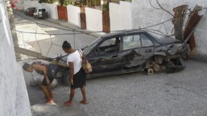 Haïti: face à la violence des gangs, les habitants se protègent derrière des barrières