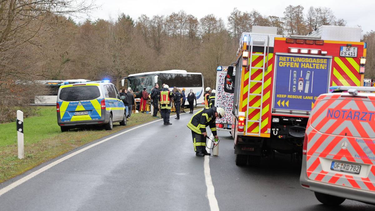 Reisebus mit Karnevalisten stößt in Seligenstadt mit Auto zusammen: Zweijähriges Kind schwer verletzt
