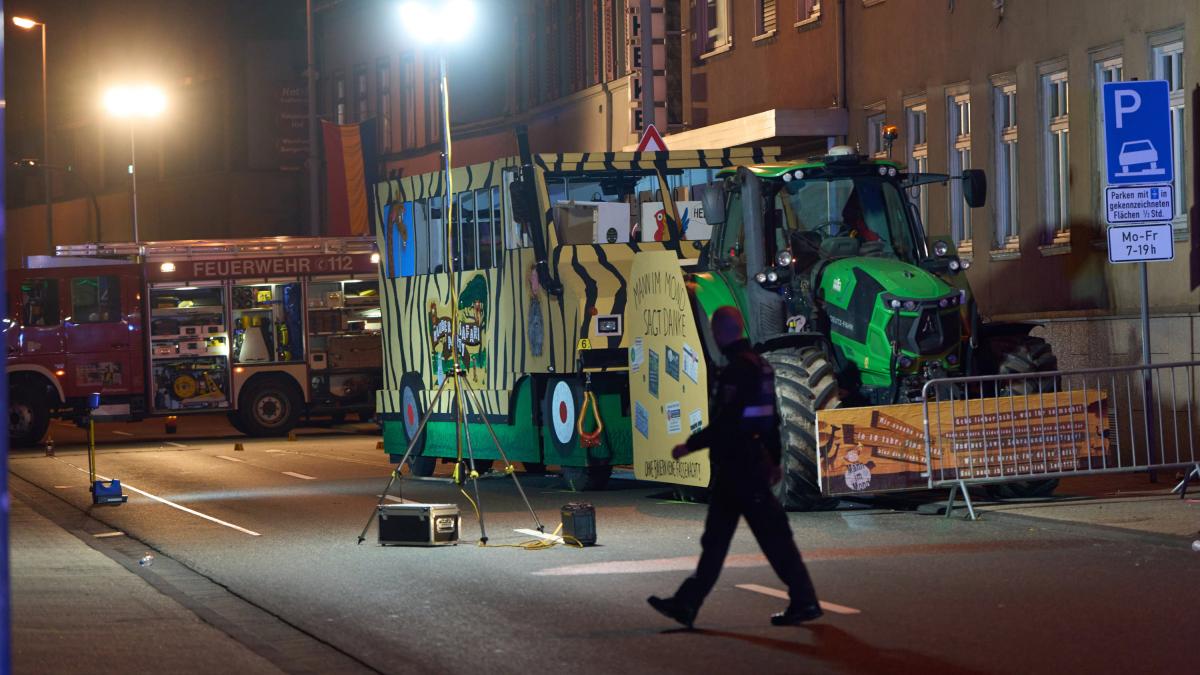 Rheinland-Pfalz: Fußgänger wird bei Umzug von Karnevalswagen überrollt und stirbt - WELT