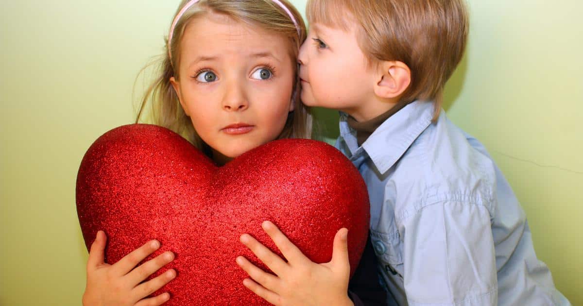 Un cœur qui palpite, un baiser et quelques larmes... Comment parler d'amour aux enfants?