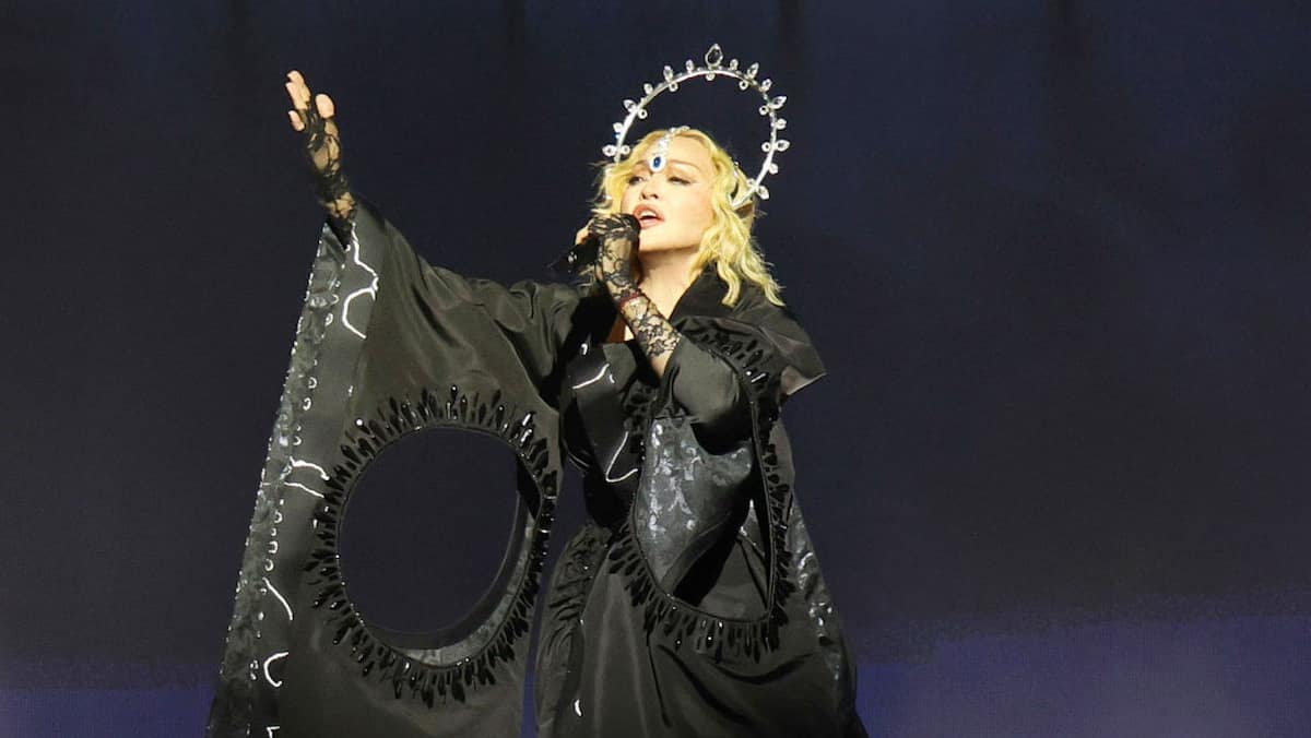 [VIDEO] Madonna tombe sur le dos sur scène lors d’un concert à Seattle