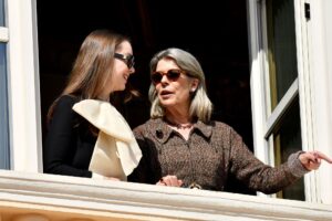 Alexandra de Hanovre, chic apparition au balcon avec sa mère Caroline de Monaco