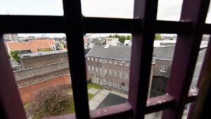 Détenu torturé à la prison d’Anvers : les faits qualifiés de tentative d’assassinat, viol et torture