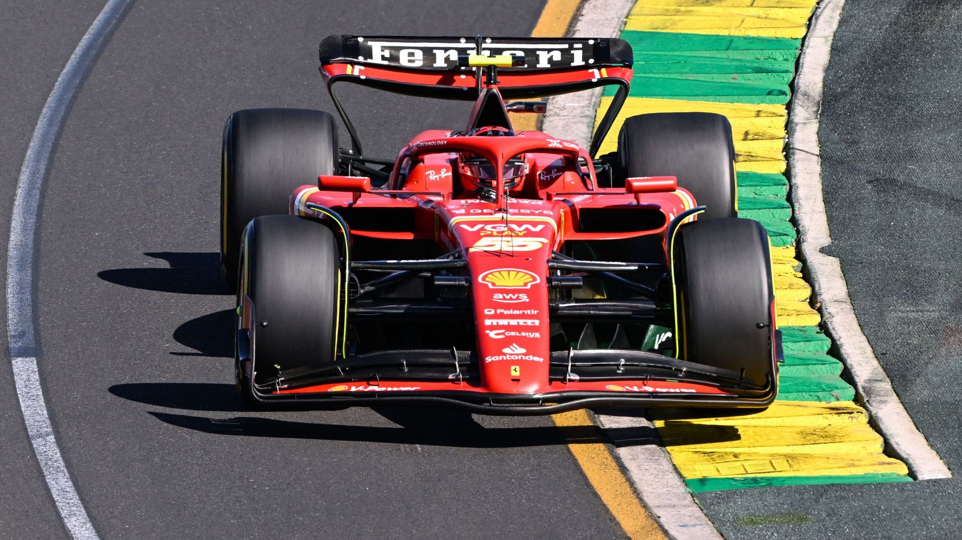 F1 Australie : Sainz et Leclerc offrent le doublé à Ferrari, abandon de Verstappen