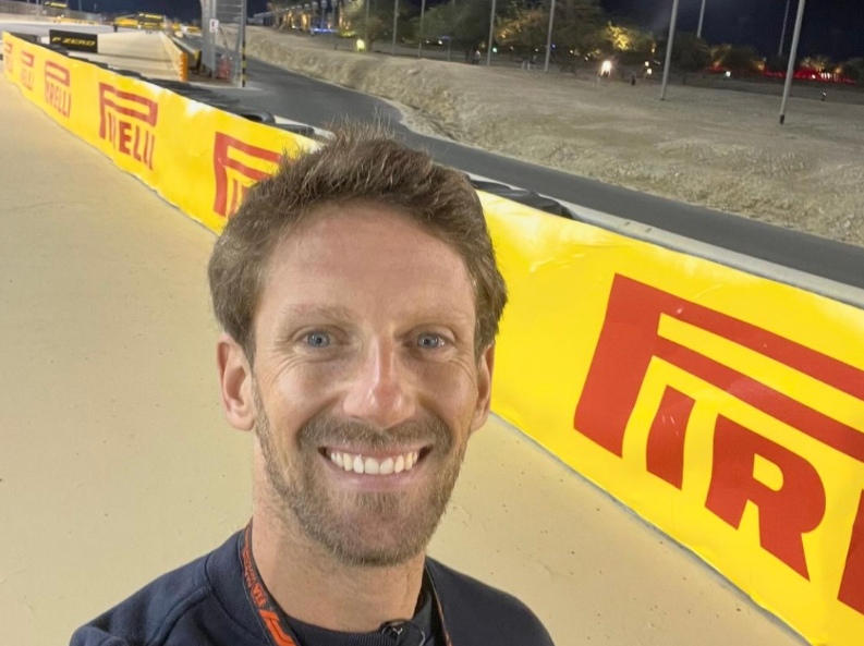 Formule 1 : Romain Grosjean se prend en selfie tout sourire devant le lieu de son grave accident