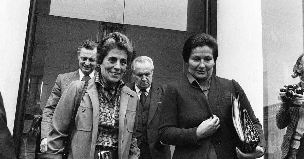 Simone Veil (D), ministre de la Santé et Françoise Giroud, secrétaire d'État à la Condition féminine, du gouvernement Jacques Chirac, quittent le 01 octobre 1975 le palais de l'Elysée à Paris, à l'issue du conseil des ministres du premier gouvernement Jacques Chirac (mai 1974-août 1976) AFP PHOTO