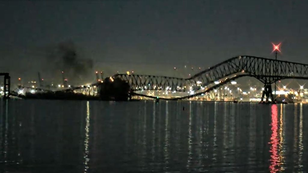Kilometerslange brug Baltimore ingestort na aanvaring, zeker zeven vermisten