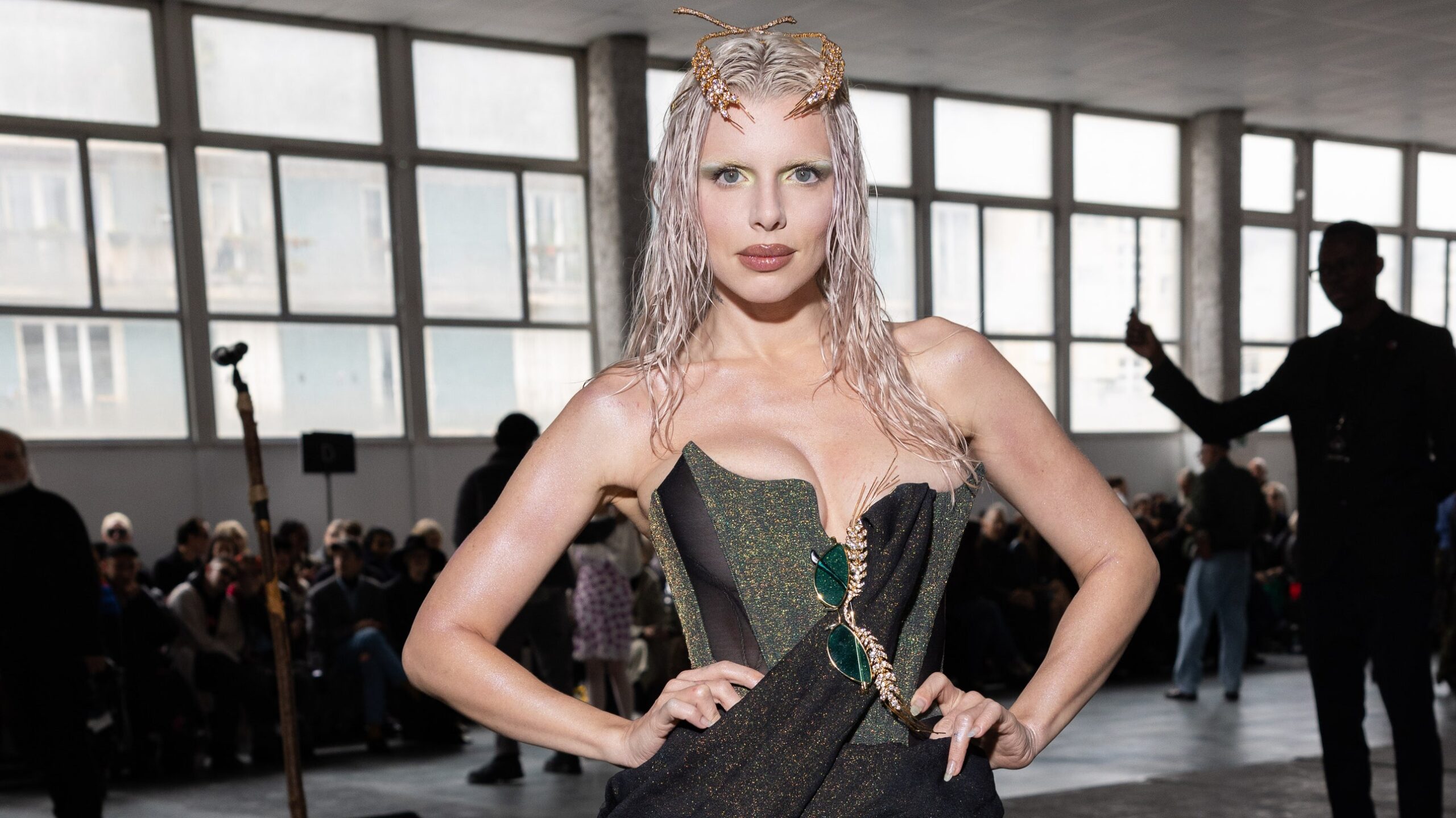 La folle semaine de Julia Fox à Paris : elfe et vampire pendant la Fashion Week, nos looks préférés