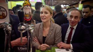 Marion Maréchal aspergée de bière en pleine déambulation au Salon de l’Agriculture