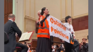 Perturbé en plein concert par des militants écologistes, un chef d’orchestre arrache rageusement leur banderole