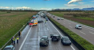 Straßensperrung: Vier Unfälle und hoher Sachschaden auf A5 bei Achern