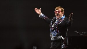 Une collection d'Elton John rapporte plus de 20 millions de dollars aux enchères