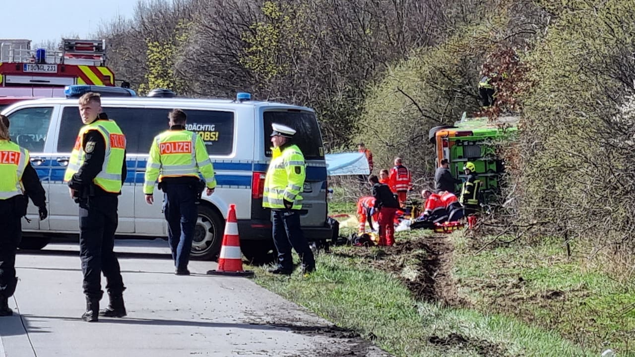 Unfall auf A9 bei Leipzig: Mindestens ein Toter bei Bus-Unglück