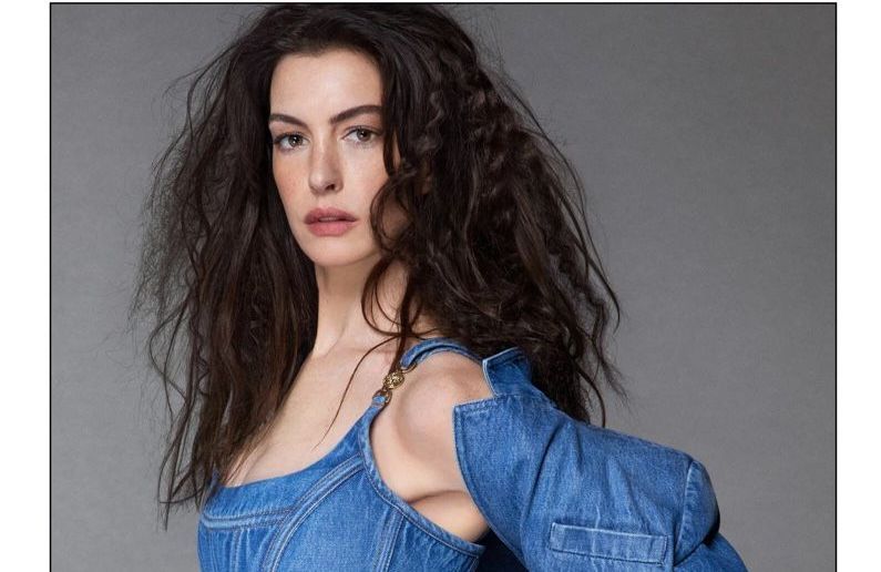 Anne Hathaway : libre et sensuelle, elle surprend dans la campagne Versace - Elle