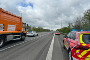 Dodelijk ongeval op E34 in Oelegem: bestelwagen rijdt in op vrachtwagen, bestuurder overleeft klap niet