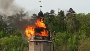 Feuer im historischen Neutortum in Arnstadt - Turmkugel abgestürzt | MDR.DE