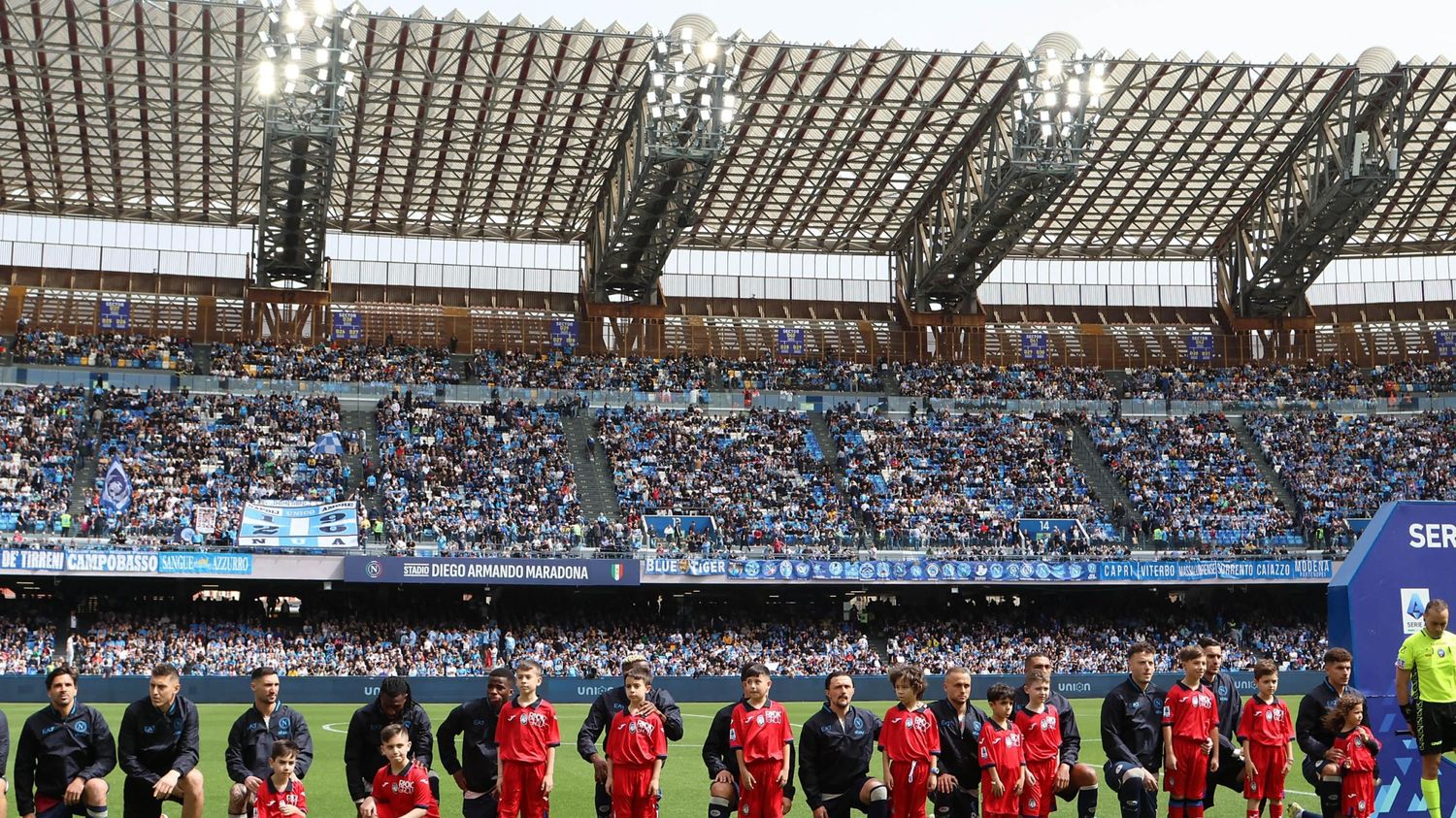Serie A : les joueurs de Naples mettent un genou à terre en soutien à Juan Jesus et pour s'opposer au racisme