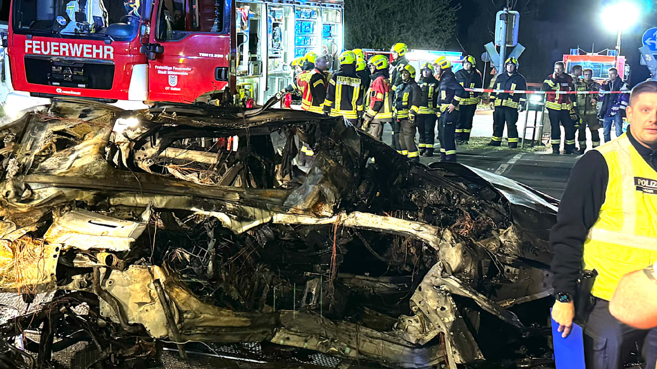 Unfall in Bestensee: Zug schleift Auto 500 Meter mit – eine Person tot