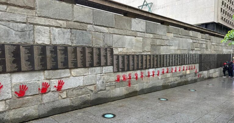Le mur des Justes du Mémorial de la Shoah à Paris couvert de mains rouges  symbole propalestinien