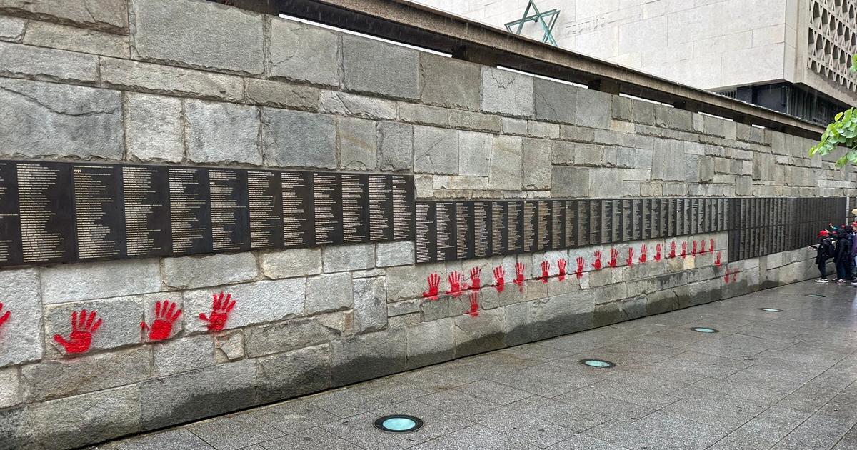 Paris : le mur des Justes du Mémorial de la Shoah recouvert de «mains rouges», symbole pro-palestinien