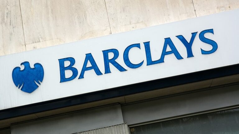 Barclays rompt tout lien avec Israël  Conséquences sur les festivals britanniques