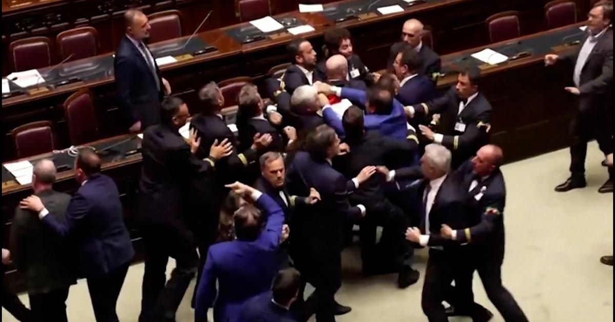 Italie: une bagarre éclate au Parlement, un député sort en fauteuil roulant