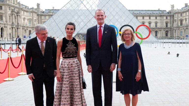 Le mystère derrière la tenue de la reine Letizia au dîner au Louvre