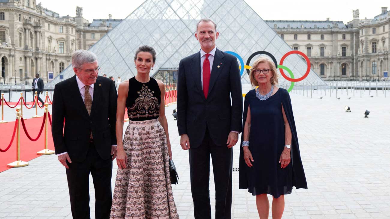Dior habille la reine Letizia pour son dîner au Louvre