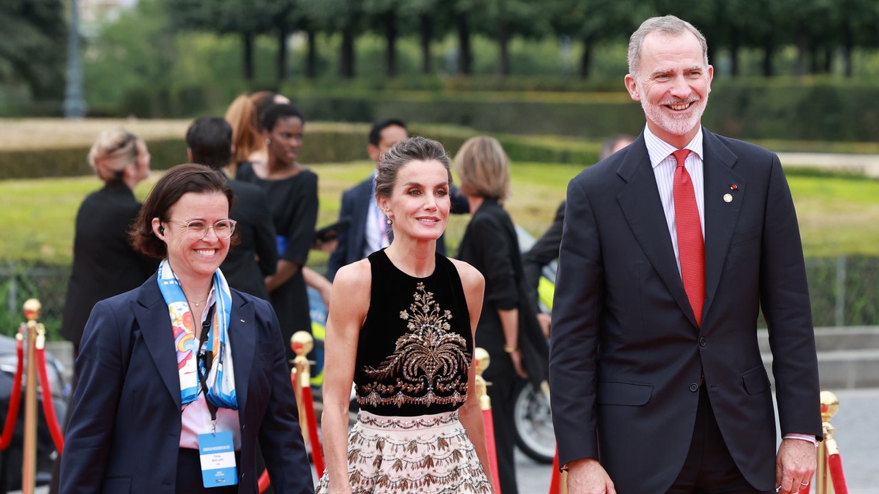 En Dior, la reine Letizia d'Espagne fait sensation au dîner de l'Elysée