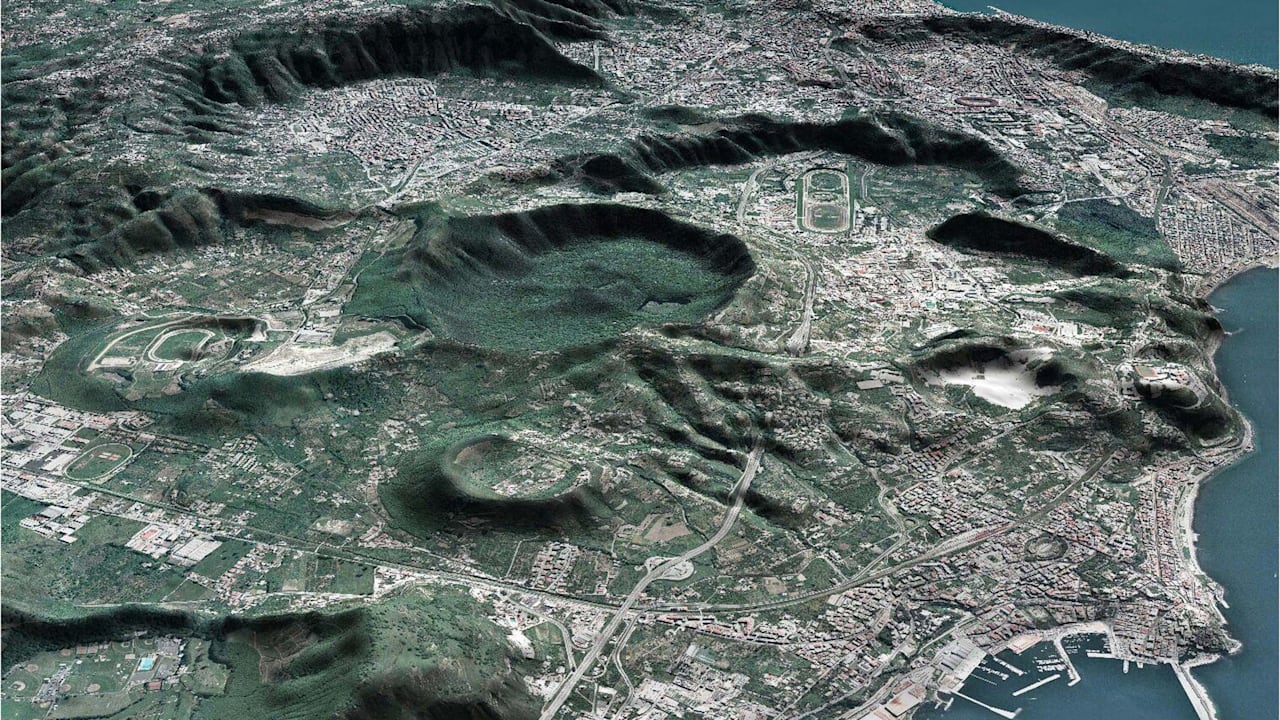 Menschen flüchten auf die Straße: Erdbeben in Neapel