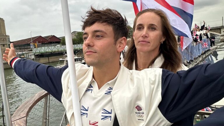 Le dangereux défilé en bateau sur la Seine pour les athlètes britanniques