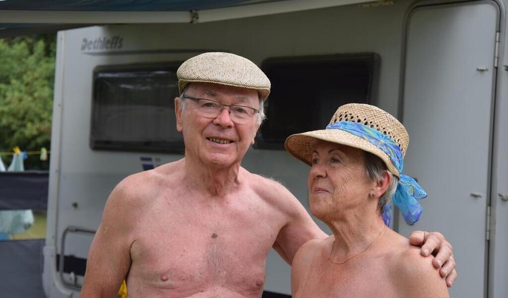 Pour son 54e anniversaire de mariage, ce couple a choisi un camping naturiste à Piriac-sur-Mer .